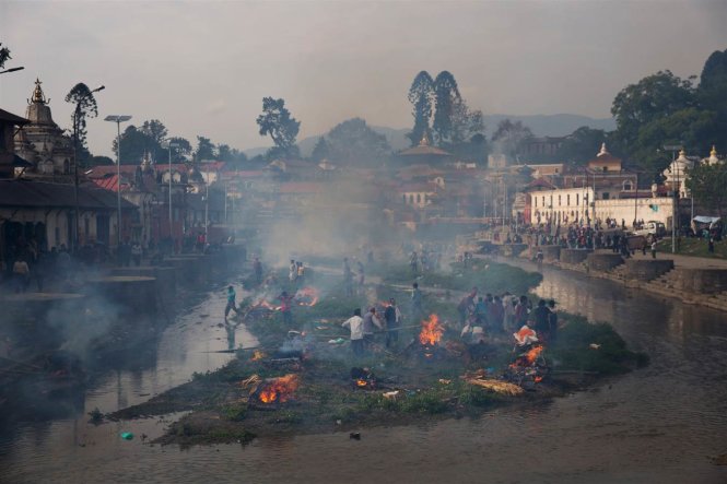 [-]Đã[-]có[-]3.700[-]người[-]chết,[-]thủ[-]đô[-]Nepal[-]dịch[-]chuyển[-]3m